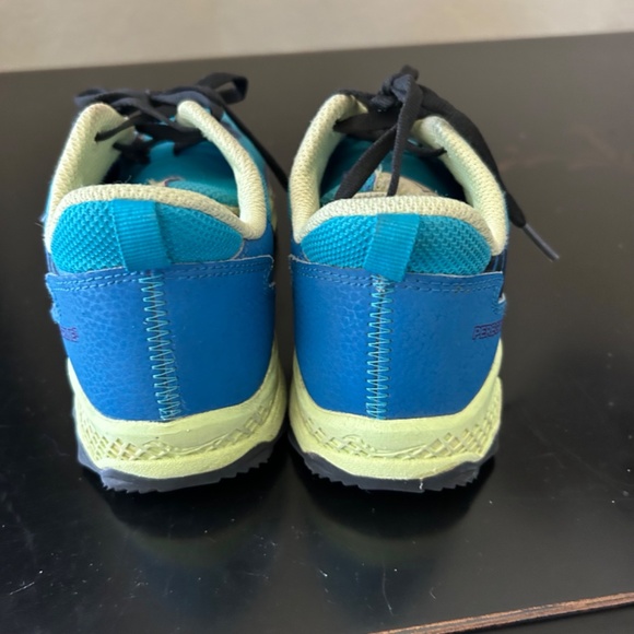 Peregrine 11 Shield Trail - Running Shoes-Kids Size 4.5M - Picture 3 of 10